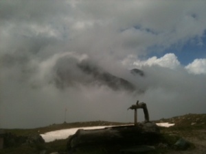 Blick auf Gipfel durch Wolken und Nebel